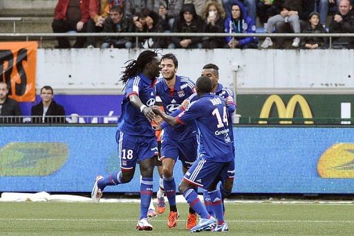 Lyon&#039;s Bafetimbi Gomis (L) celebrates with teammates after scoring