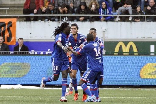 Lyon&#039;s Bafetimbi Gomis (L) celebrates with teammates after scoring