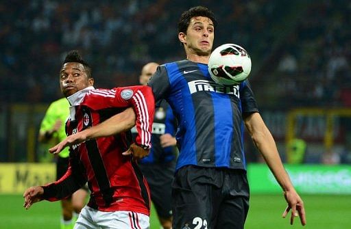 AC Milan&#039;s Robinho (L) vies for the ball with Inter Milan&#039;s Andrea Ranocchia
