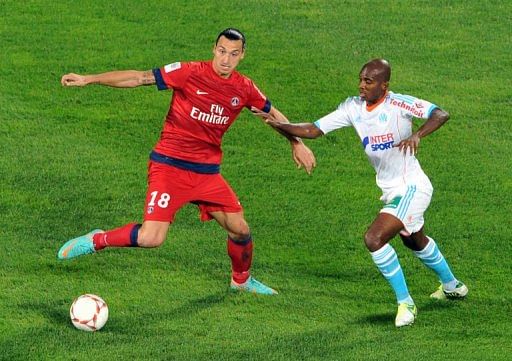 Paris Saint-Germain&#039;s Zlatan Ibrahimovic (L) vies with Marseille&#039;s Charles Kabore