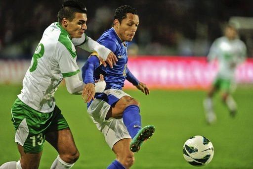 Iraq&#039;s Ahmed Yasin (L) and Brazil&#039;s Adriano fight for the ball