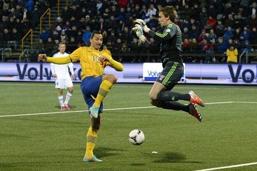Swedish forward Zlatan Ibrahimovic (C) scores past Faroe&#039;s goalkeeper Gunnar Nielsen