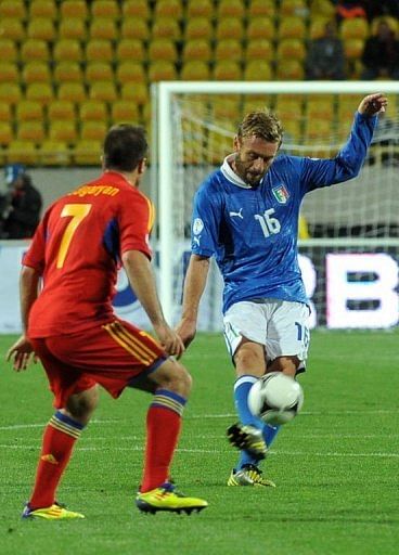 Italy&#039;s midfielder Daniele De Rossi (R) clashes with Armenia&#039;s Davit Manoyan