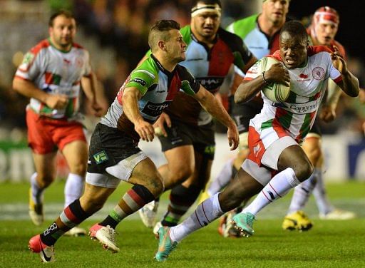 Harlequins&#039; Danny Care (L) dives for Biarritz&#039;s Takudzwa Ngwenya (R) during their Heineken Cup rugby union match