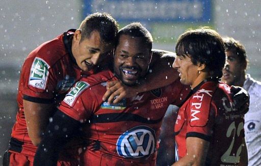 Toulon&#039;s centre Mathieu Bastareaud (C) celebrates with teammates after scoring a try against Montpellier