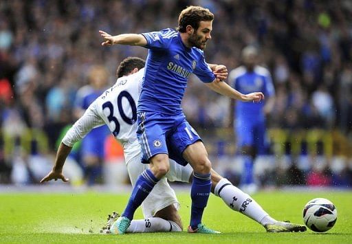 Chelsea midfielder Juan Mata (R) clashes with Tottenham Hotspur&#039;s Sandro
