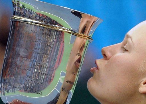 Caroline Wozniacki kisses the trophy