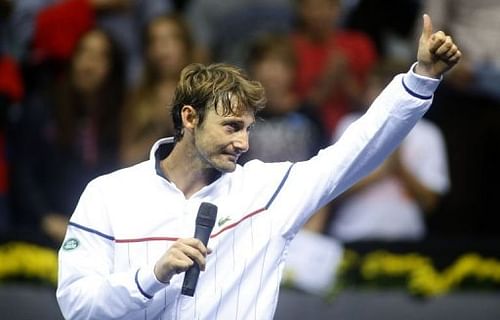 Spain's Juan Carlos Ferrero gives the thumbs up as he says farewell