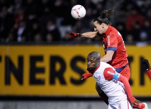 Paris Saint-Germain&#039;s forward Zlatan Ibrahimovic (Top) fights for the ball with Nancy&#039;s defender Andre Luiz