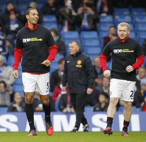 Rio Ferdinand (L) warms up with Paul Scholes (R), both wearing the T-shirt from Kick It Out