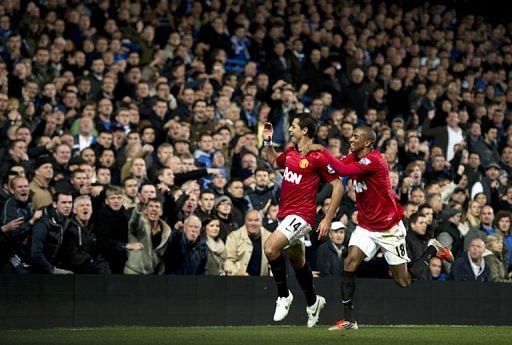 Manchester United&#039;s Javier Hernandez (L) celebrates with Ashley Young