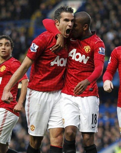Manchester United&#039;s Robin van Persie (L) celebrates with Ashley Young (R) after scoring