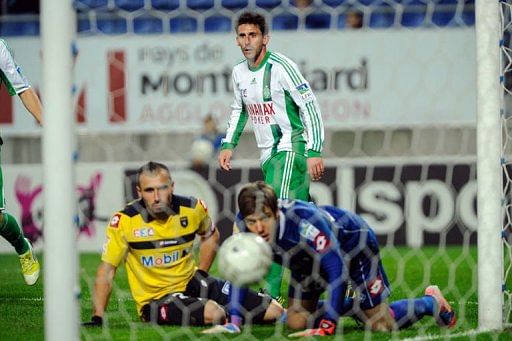 Saint-Etienne&#039;s Alejandro Alonso (C) scores a goal