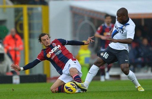 Inter Milan's Gaby Mudingayi (R ) fights for the ball with Bologna's Manolo Gabbiadi