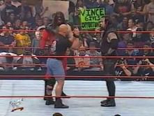 Video: Austin referees in a Undertaker vs Kane match