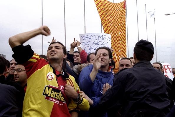Manchester United avoid hostile Galatasaray fans