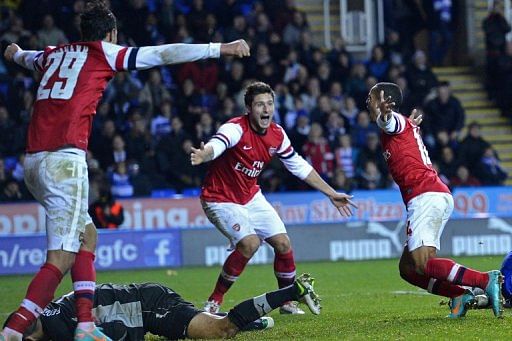 Arsenal&#039;s English striker Theo Walcott (R) celebrates scoring Arsenal&#039;s sixth goal against Reading