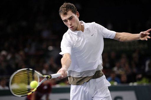 Jerzy Janowicz returns the ball to Andy Murray