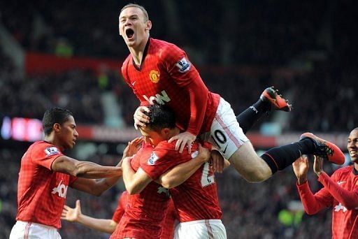 Van Persie's United go top as Chelsea slip