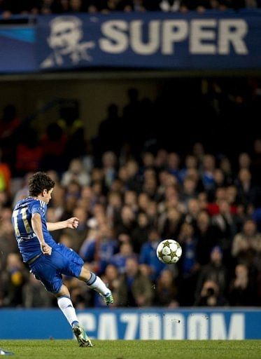 Chelsea&#039;s Oscar shoots to score