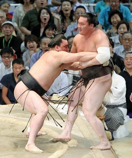 Both Harumafuji (left) and Hakuho  (right) entered the final bout in Nagoya with 14-0 records