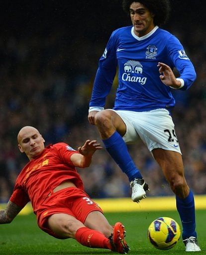 Everton&#039;s Marouane Fellaini (R) fights for the ball with Liverpool&#039;s Jonjo Shelvey