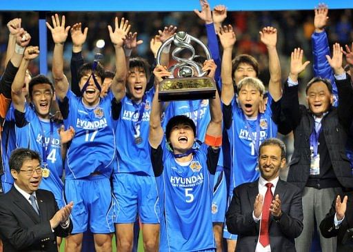 Ulsan midfielder Kwak Tae-Hwi lifts the trophy after his side the AFC Champions League final in Ulsan