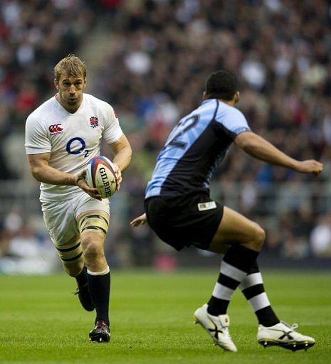 England&#039;s Captain Chris Robshaw (L) runs with the ball in front of Fiji&#039;s Josh Matavesi