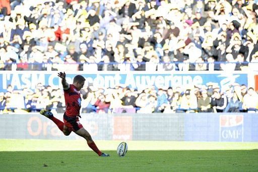 Toulon&#039;s fly-half Johnny Wilkinson takes a penalty kick