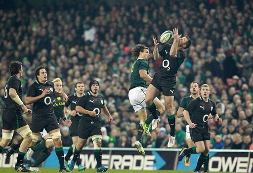 Ireland&#039;s wing Tommy Bowe (R) jumps for the ball with South Africa&#039;s full back Zane Kirchner