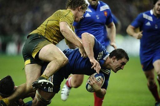 France&#039;s Louis Picamoles (C) tries to get away from Australian flanker Michael Hooper