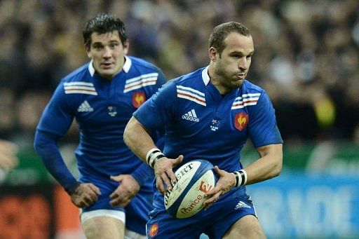 France&#039;s fly half Frederic Michalak runs with the ball
