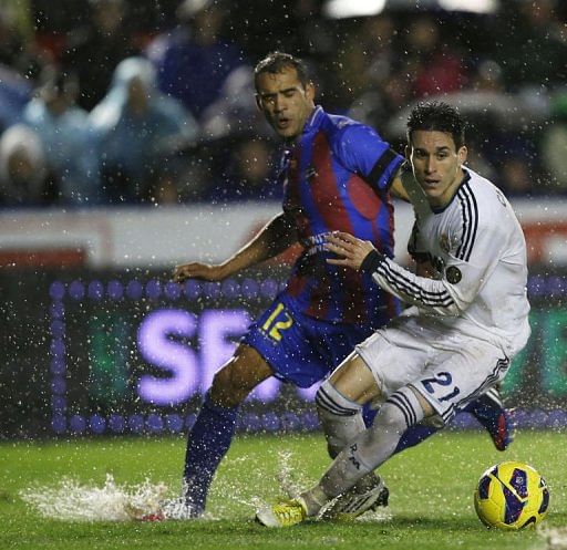 Levante&#039;s Juanfran Garcia (L) vies with Real Madrid&#039;s Jose Maria Callejon