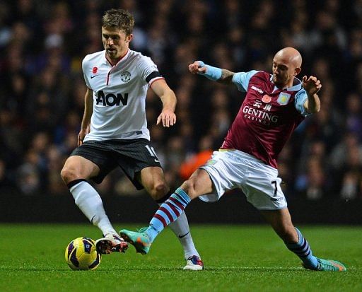 Aston Villa&#039;s Stephen Ireland (R) fights for the ball with Manchester United&#039;s Michael Carrick