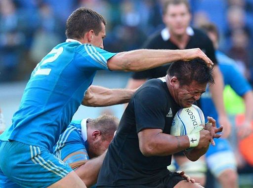 All Blacks hooker Keven Mealamu (right) is tackled by Italy&#039;s centre Alberto Sgarbi