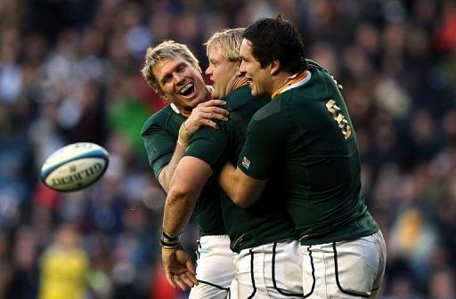 South Africa&#039;s Adriaan Strauss (C) celebrates with Jean de Villiers (L) and Francois Louw after scoring his second try