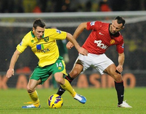 Manchester United&#039;s midfielder Ryan Giggs (R) clashes with Norwich City&#039;s midfielder Wes Hoolahan