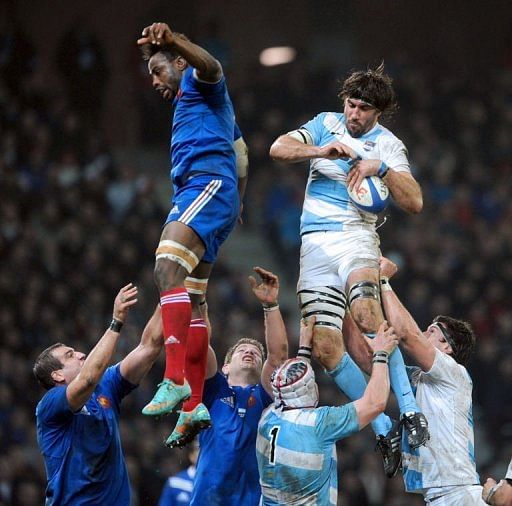 France&#039;s Fulgence Ouedraogo (L)clashes with Argentina&#039;s flanker Juan Manuel Leguizamon