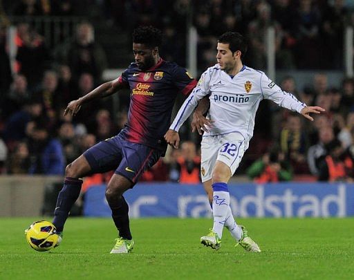 Barcelona&#039;s midfielder Alex Song (L) clashes with Zaragoza&#039;s Victor