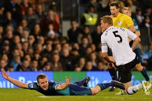 Sunderland&#039;s Lee Cattermole (L) reacts after being tackled by Fulham&#039;s Brede Hangeland