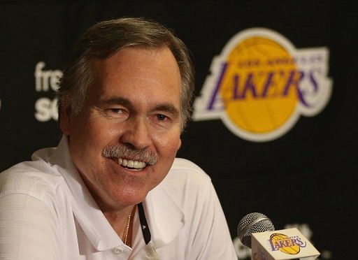 Lakers coach Mike D&#039;Antoni is recovering from knee replacement surgery earlier this month and is still on crutches