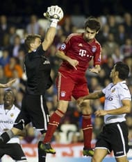 Valencia's goalkeeper Vicente Guaita (L) vies with Bayern Munich's Javier Martinez