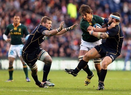 Scotland&#039;s flanker John Barclay (L) and prop Ryan Grant (R) tackle South Africa&#039;s lock Eben Etzebeth (C)