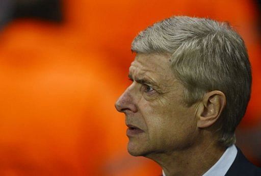 Arsene Wenger insisted he will send a full-strength team to Olympiakos on December 4 in a bid to overhaul Schalke