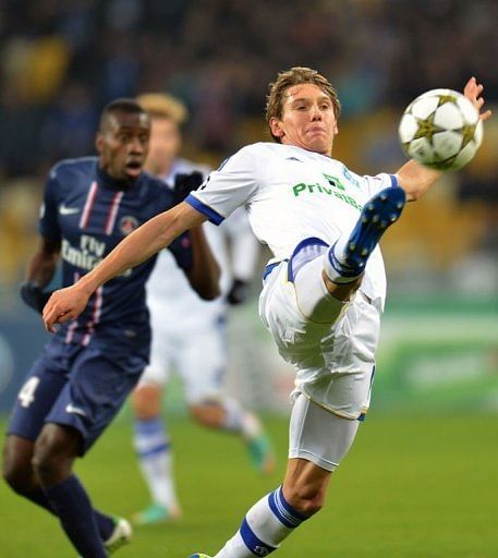 Denys Garmash (R) of Dynamo Kiev fights for the ball with Marco Verratti (L) of Paris Saint-Germain
