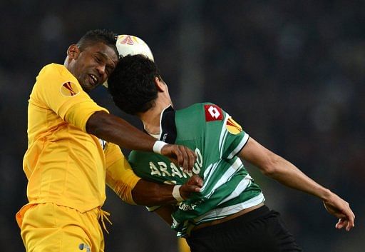 Limassol&Acirc;&acute;s Marcos Airosa (L) gets to grips with Moenchengladbach&#039;s  Juan Arango