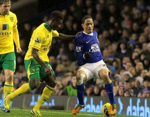 Everton&#039;s Steven Pienaar (R) tackles Norwich City&#039;s Alexander Tettey