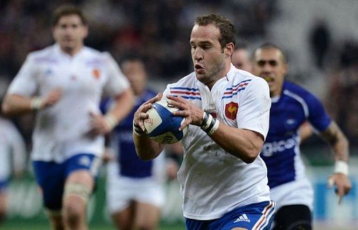 France&#039;s fly half Frederic Michalak (R) runs to score a try during the rugby union test match France vs Samoa