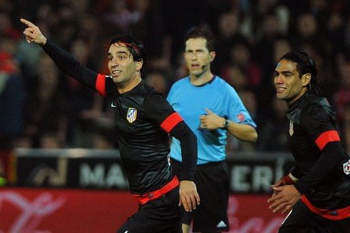 Atletico Madrid&#039;s Arda Turan (L) celebretes with teammate Radamel Falcao after scoring against Granada