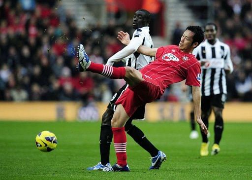 Newcastle United&#039;s Papiss Cisse (L) vies with Southampton&#039;s Maya Yoshida